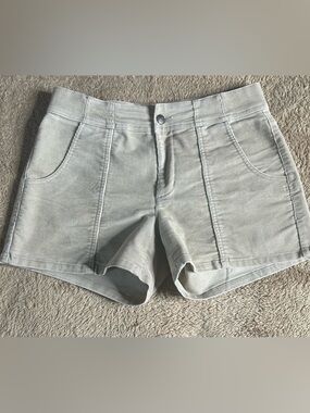 Toad&Co  High-Rise Shorts with Front Panel Stitches.